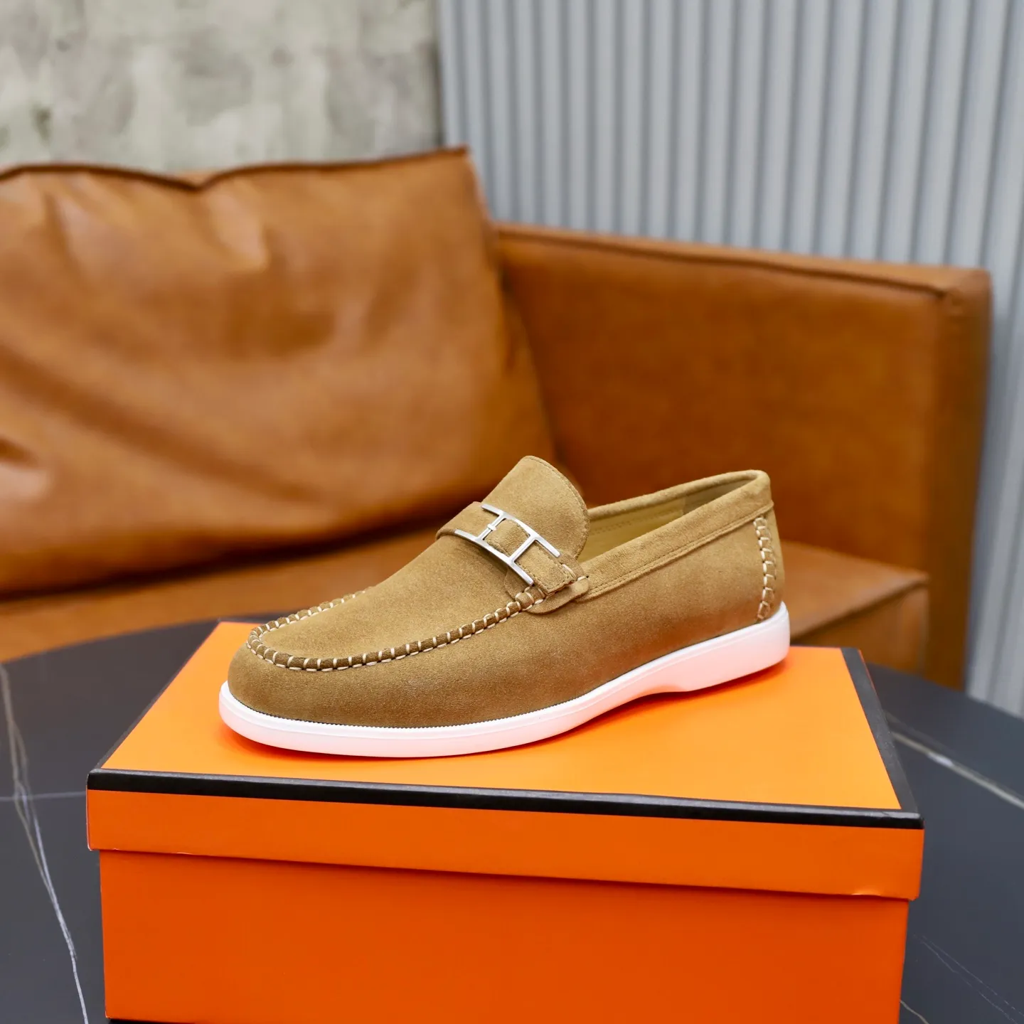 Ex-factory price: 540💰Hermès/Hermès slip-on men's shoes. This shoe is made of imported cow suede leather, with simple and smooth lines, and a 3CM rubber foam ultra-light sole combined with aerodynamic design! Youthful and fashionable, H button decoration, contrasting leather embellishment on the heel, calf lining to gently wrap your feet, with embossed logo cowhide feet, leather rock strips, casual and urban style, highlighting youthful vitality, sports and leisure version, super versatile Size number: 38-39-40-41-42-43-44 Standard leather shoe size (45 can be customized but does not support returns)